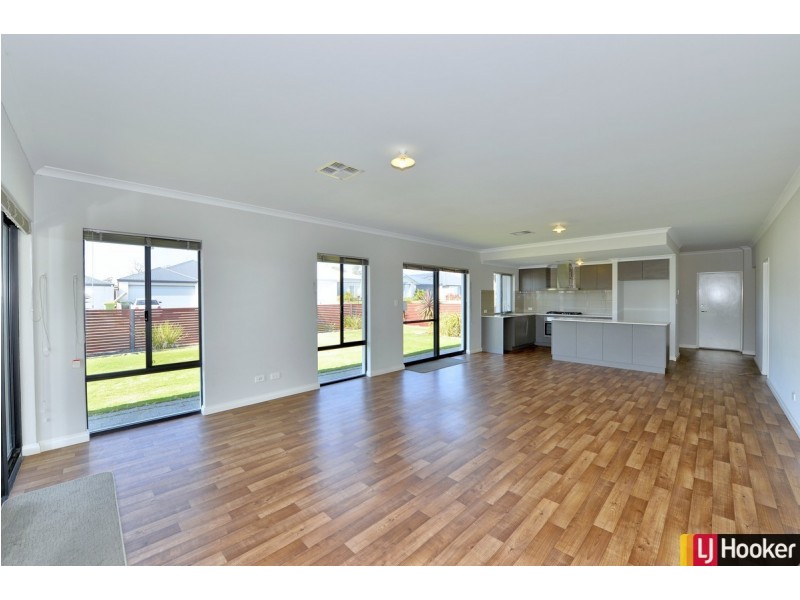 24 Pinehurst Loop, Meadow Springs WA 6210