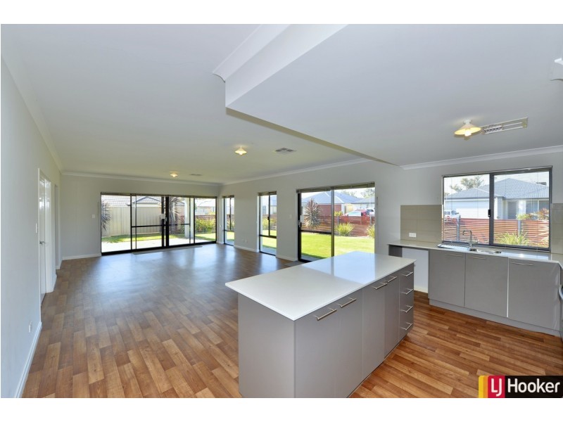 24 Pinehurst Loop, Meadow Springs WA 6210