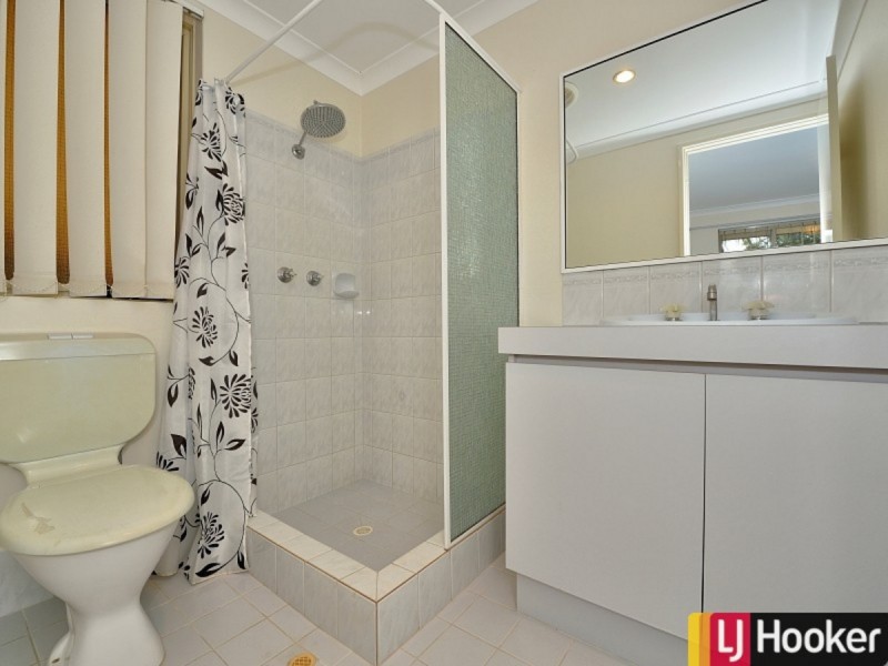 10 Floribunda Avenue, Halls Head WA 6210