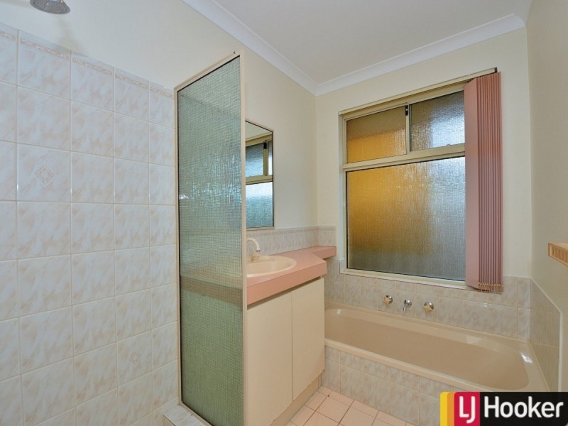 10 Floribunda Avenue, Halls Head WA 6210