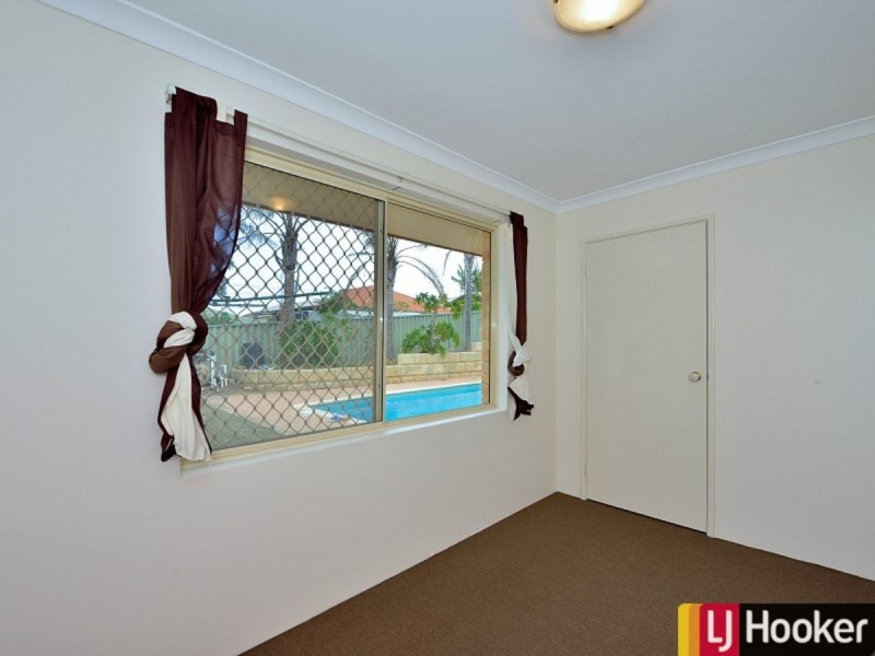 10 Floribunda Avenue, Halls Head WA 6210