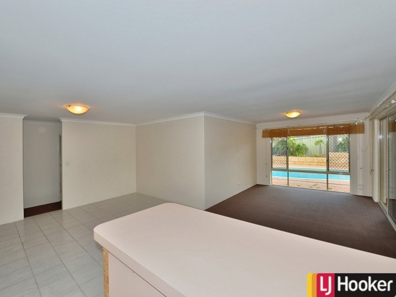 10 Floribunda Avenue, Halls Head WA 6210