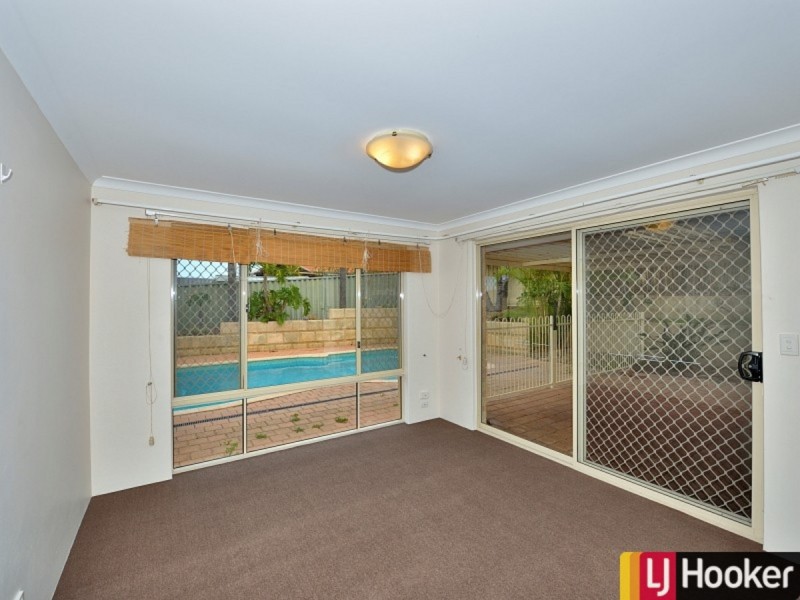 10 Floribunda Avenue, Halls Head WA 6210