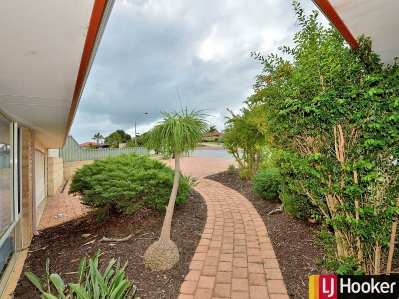 10 Floribunda Avenue, Halls Head WA 6210