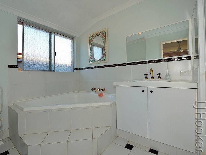 8 Bucentaur Place, Halls Head WA 6210