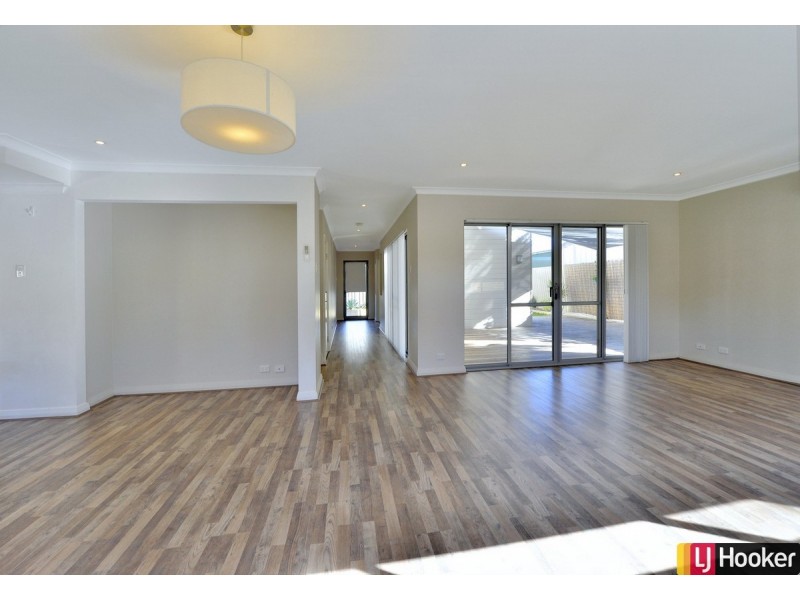 12A Scrivener Place, Halls Head WA 6210