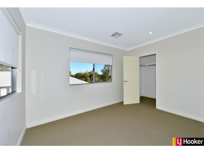 12A Scrivener Place, Halls Head WA 6210