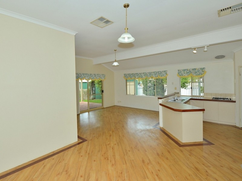 2 Willmott Close, Halls Head WA 6210