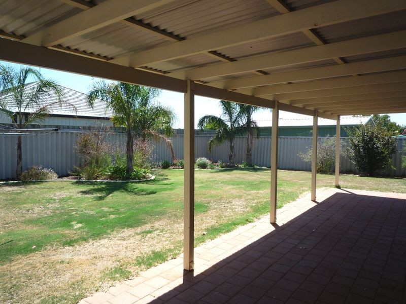 25 Floribunda Drive, Halls Head WA 6210