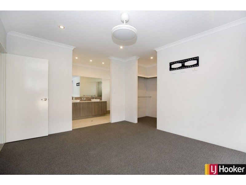 12 Newmarket Road, Meadow Springs WA 6210