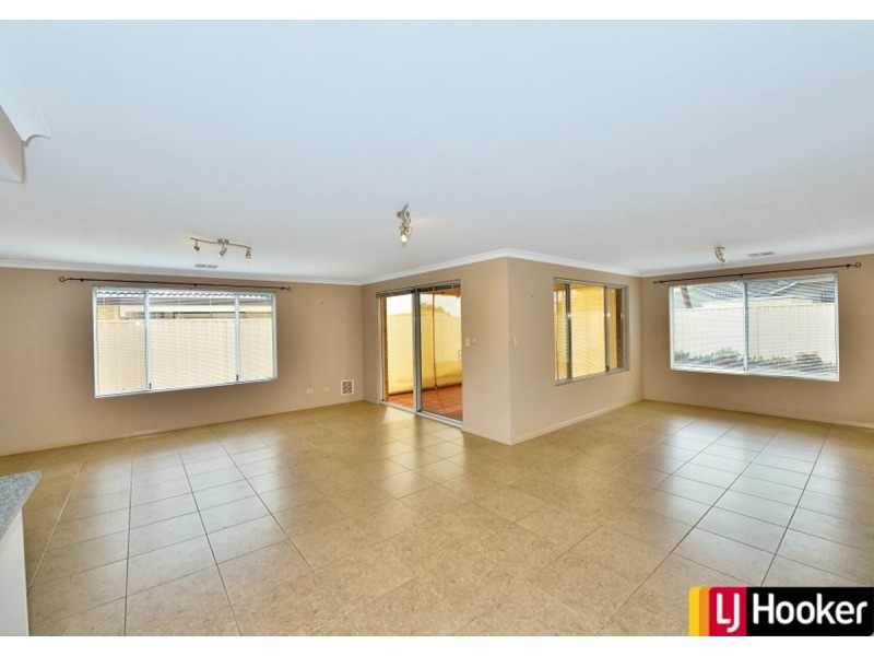 15 Sharperton Meander, Dudley Park WA 6210
