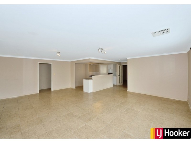 15 Sharperton Meander, Dudley Park WA 6210