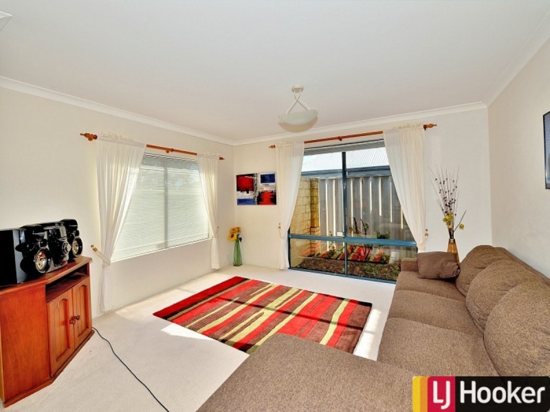 7 Suncrest Meander, Meadow Springs WA 6210