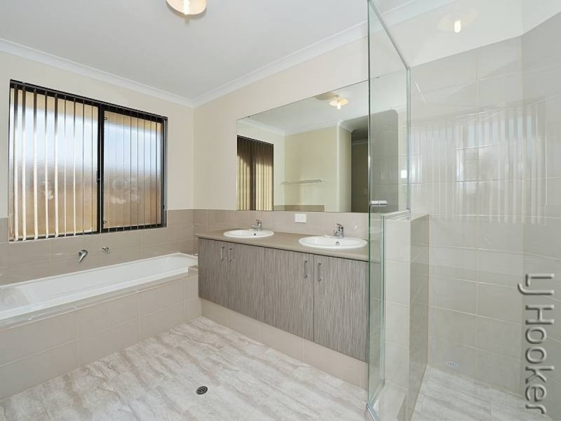 10 Jennerae Bend, Halls Head WA 6210