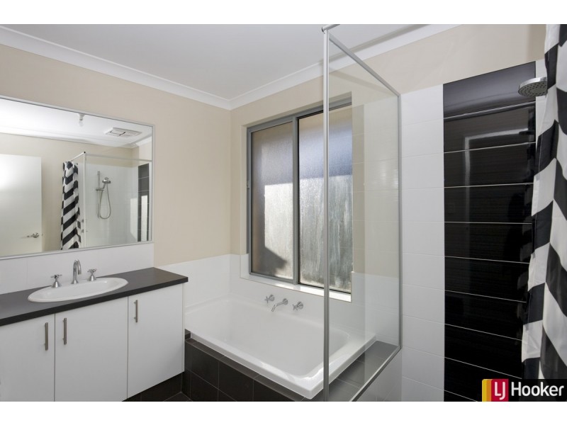 25 Clarendon Circuit, Lakelands WA 6180