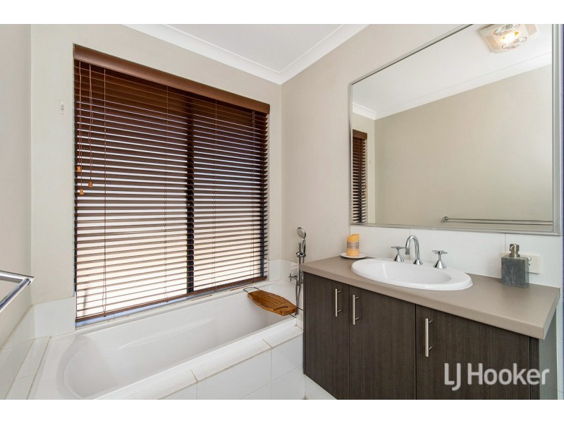 322 Pebble Beach Boulevard, Meadow Springs WA 6210