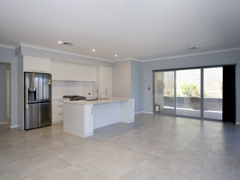 44 Bradley Street, Lakelands WA 6180