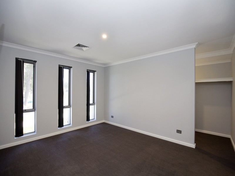 44 Bradley Street, Lakelands WA 6180