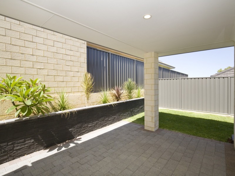 44 Bradley Street, Lakelands WA 6180