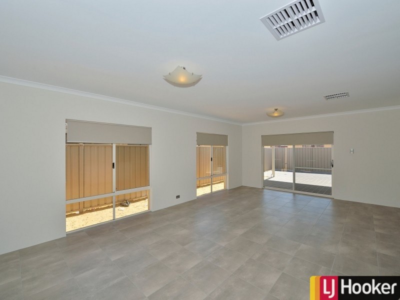 8 Aquamarine Parade, Karnup WA 6176