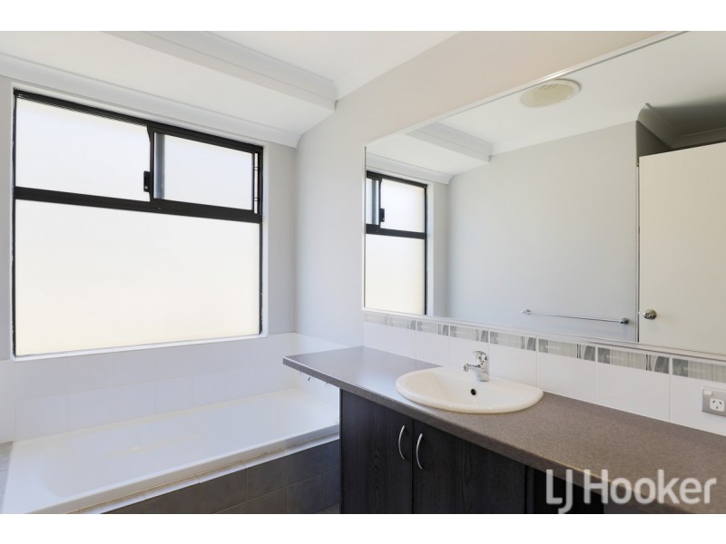 4 Pelora View, Lakelands WA 6180