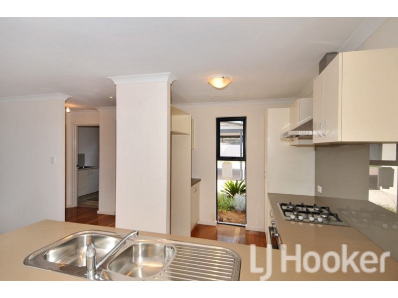 8 Golfers Retreat, Halls Head WA 6210