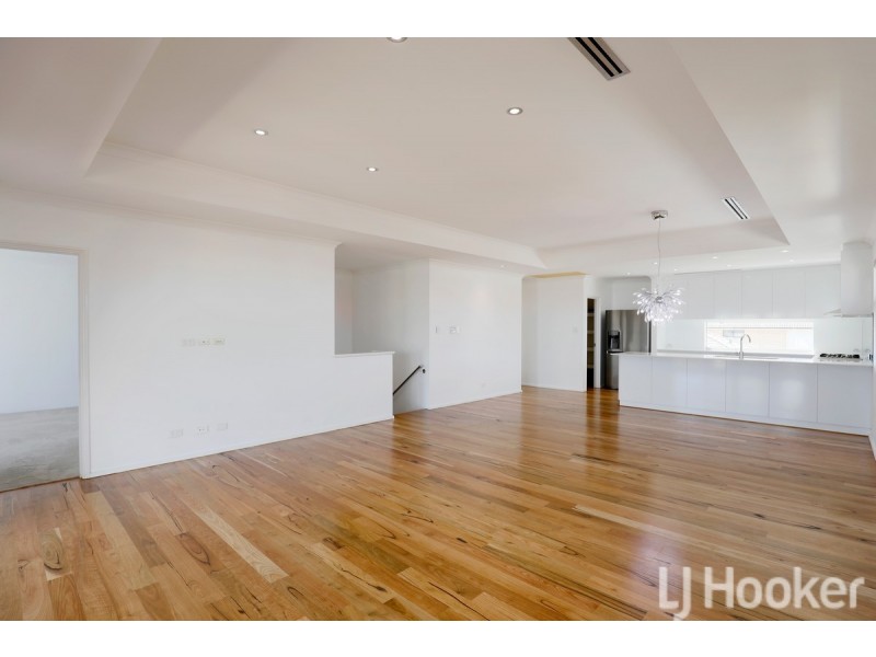 22 Sugarwood Terrace, Halls Head WA 6210