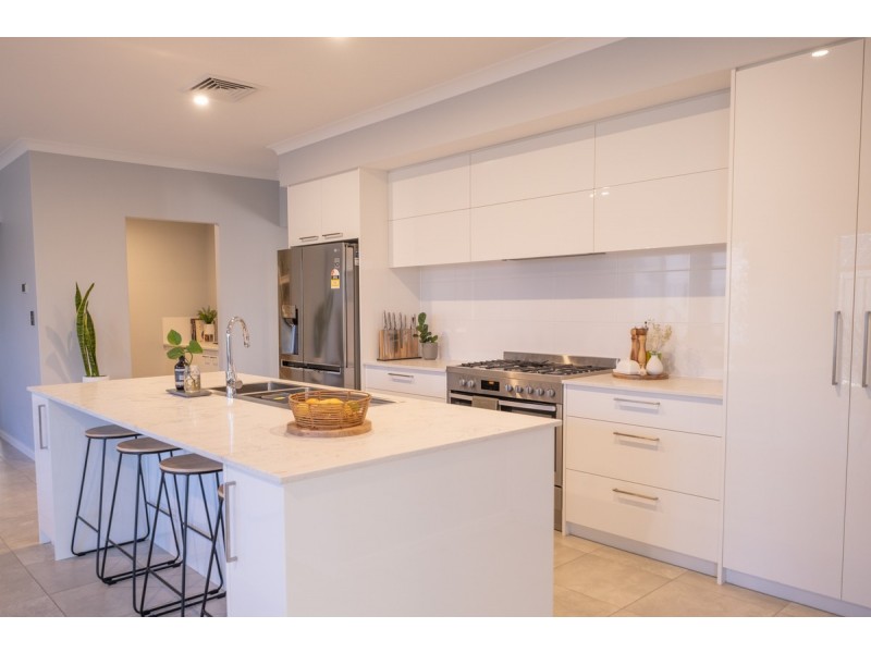 44 Bradley Street, Lakelands WA 6180