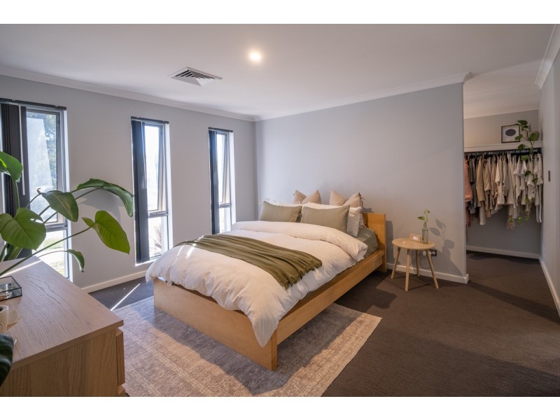 44 Bradley Street, Lakelands WA 6180