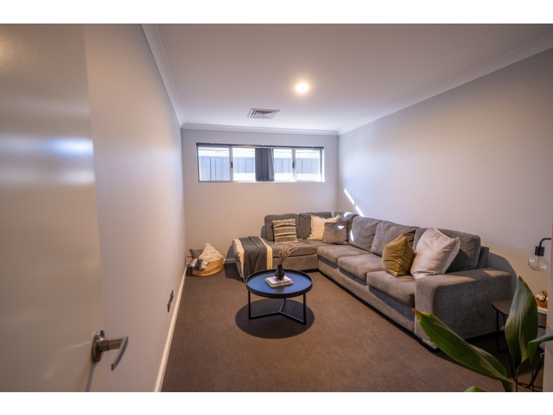 44 Bradley Street, Lakelands WA 6180