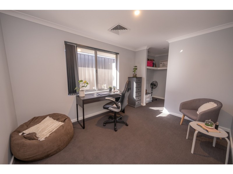 44 Bradley Street, Lakelands WA 6180