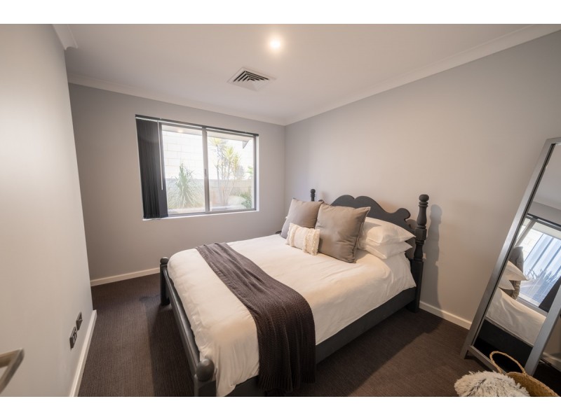 44 Bradley Street, Lakelands WA 6180