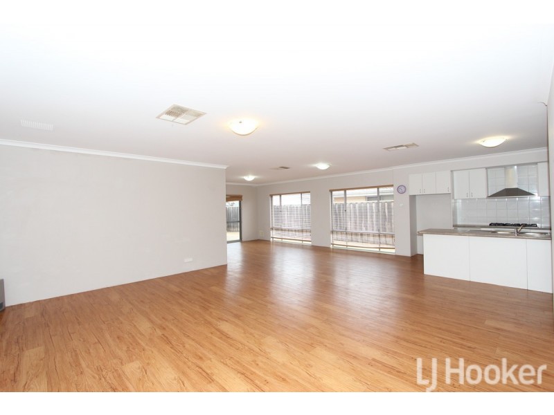 8 Varia Way, Halls Head WA 6210