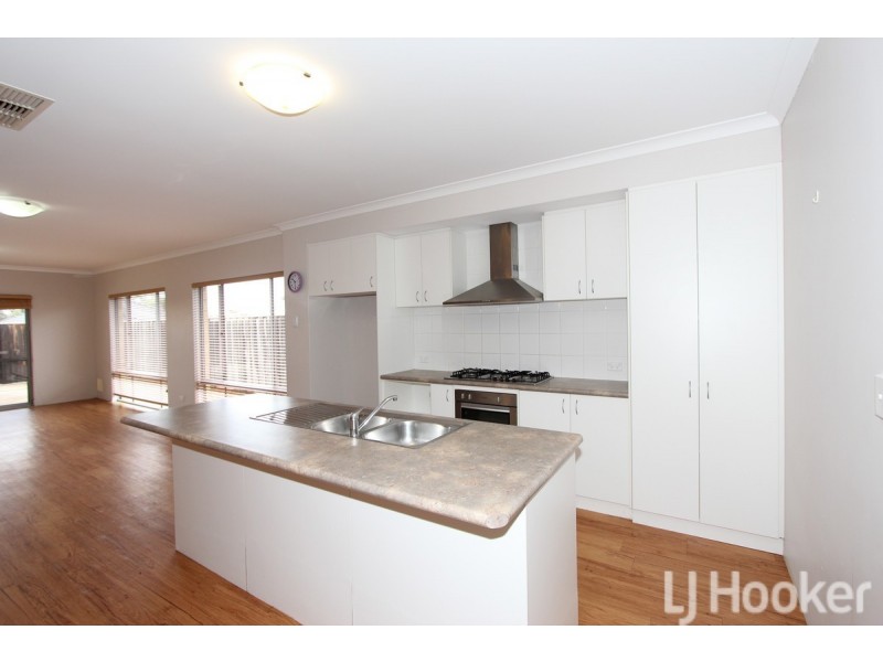 8 Varia Way, Halls Head WA 6210