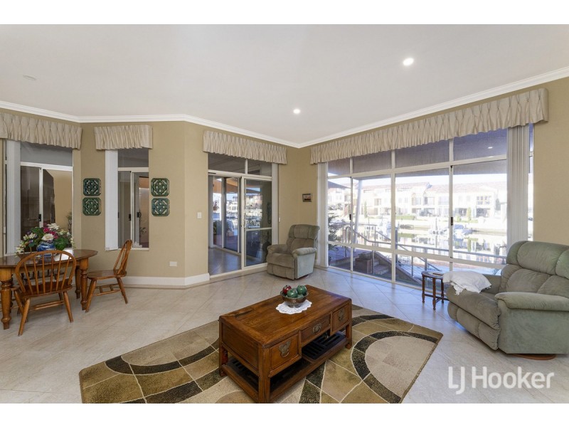 16 Baudin Way, Wannanup WA 6210