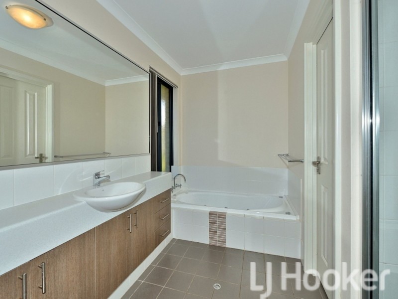 6 Santalum Circus, Halls Head WA 6210