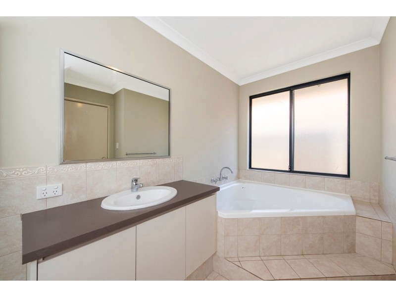 18 Albina Chase, Lakelands WA 6180