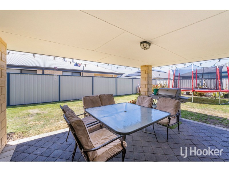 11 Scottsdale Turn, Meadow Springs WA 6210