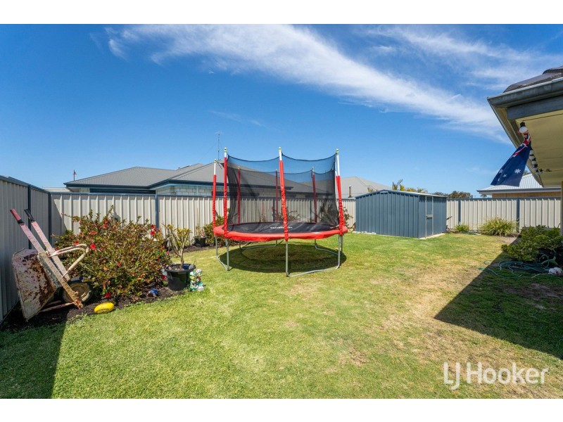 11 Scottsdale Turn, Meadow Springs WA 6210