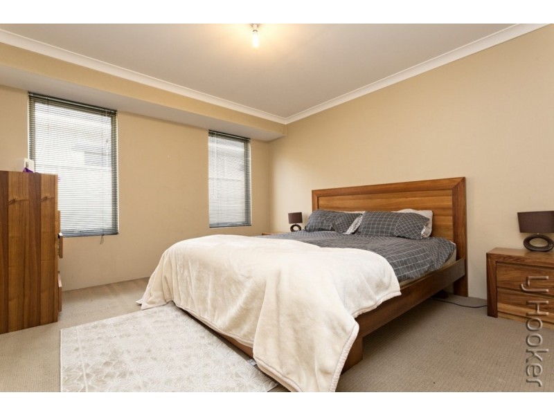 16 Heyerdahl Way, Dudley Park WA 6210