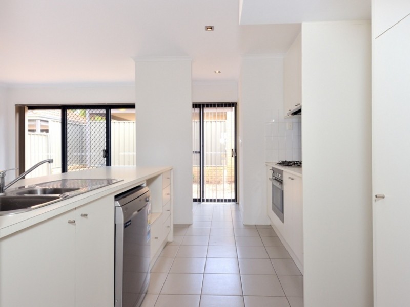 24/1 Mariners Cove Drive, Dudley Park WA 6210