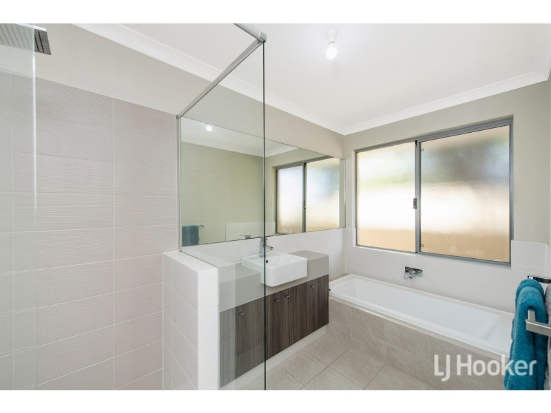 8 Dowerin Circuit, Lakelands WA 6180