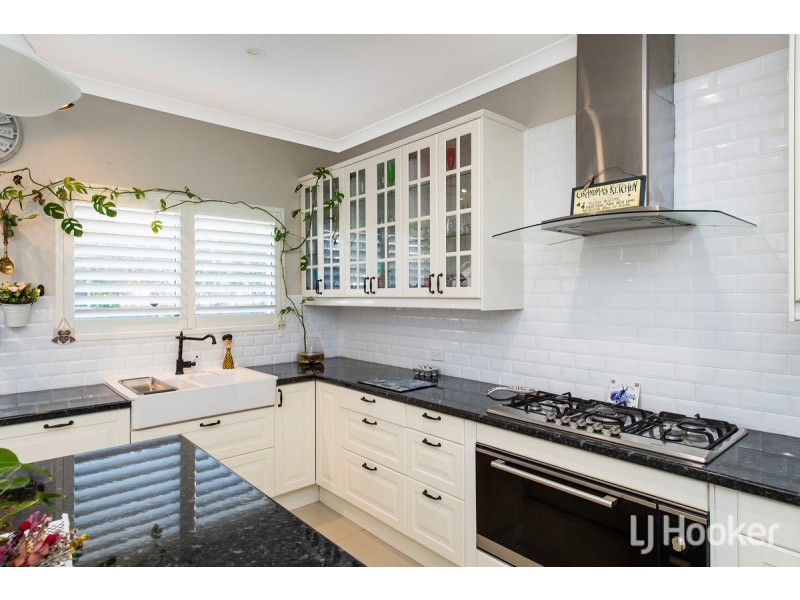 6 Muir Place, Halls Head WA 6210