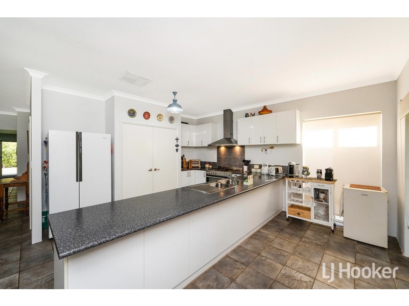 20 Santalum Circus, Halls Head WA 6210