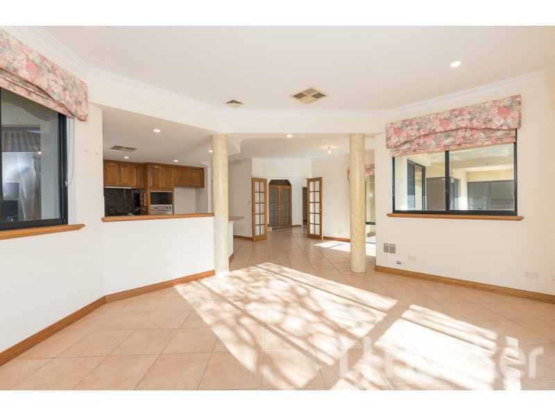 8 Batavia Avenue, Wannanup WA 6210