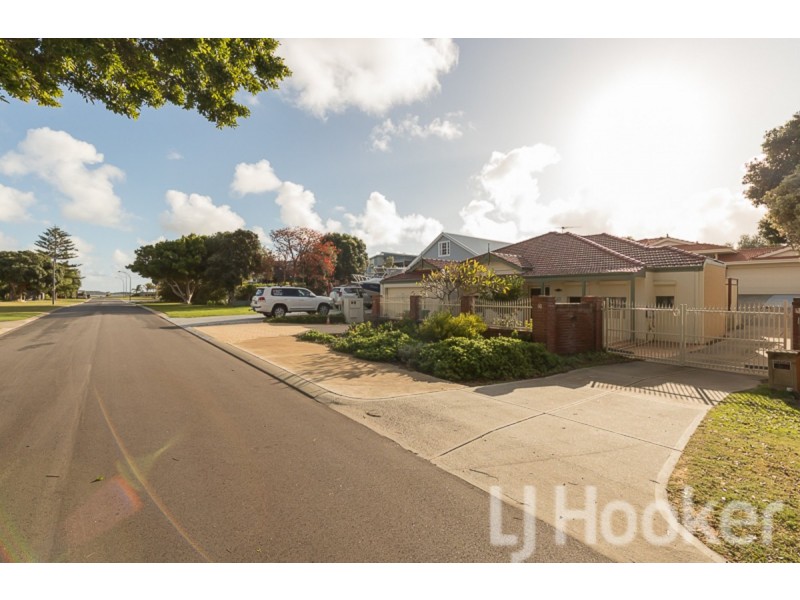 16a Gloucester Avenue, Shoalwater WA 6169