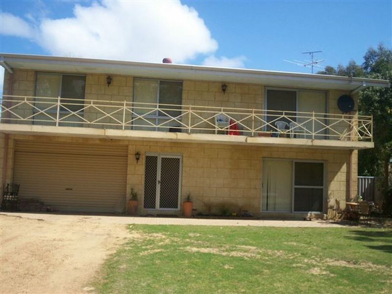 16 Redcliffe Road, Greenfields WA 6210