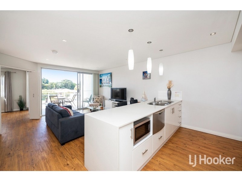 2/61 Rockingham Beach Road, Rockingham WA 6168