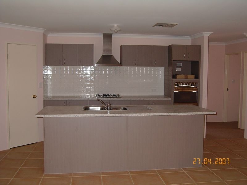 11 Lomatia Ramble, Halls Head WA 6210