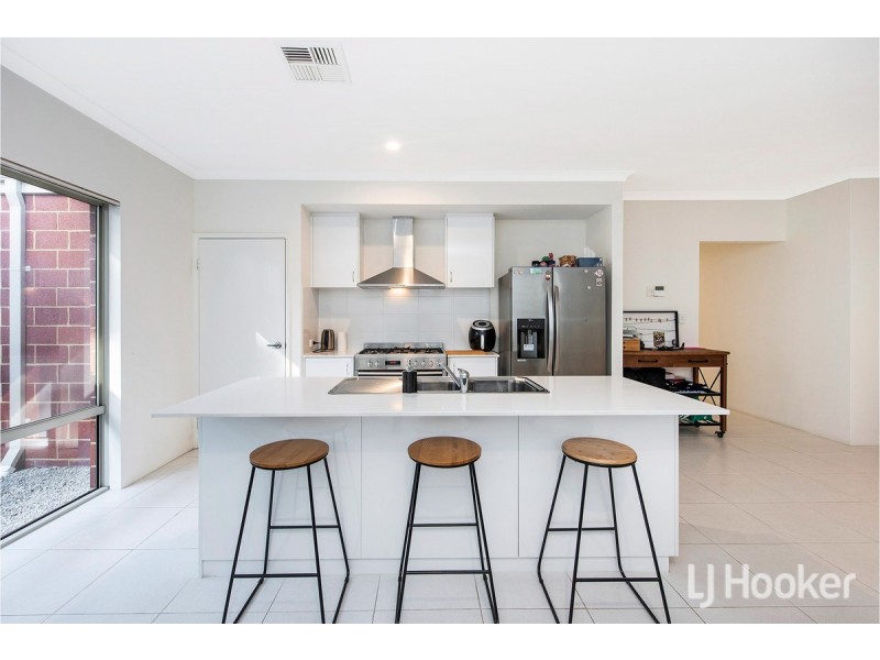 65 Warburton Trail, Lakelands WA 6180